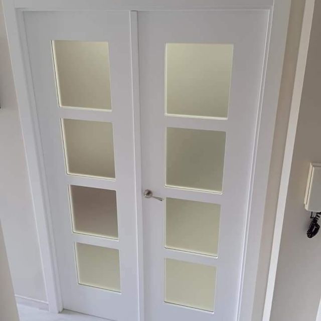 Bricodel puerta de color blanco